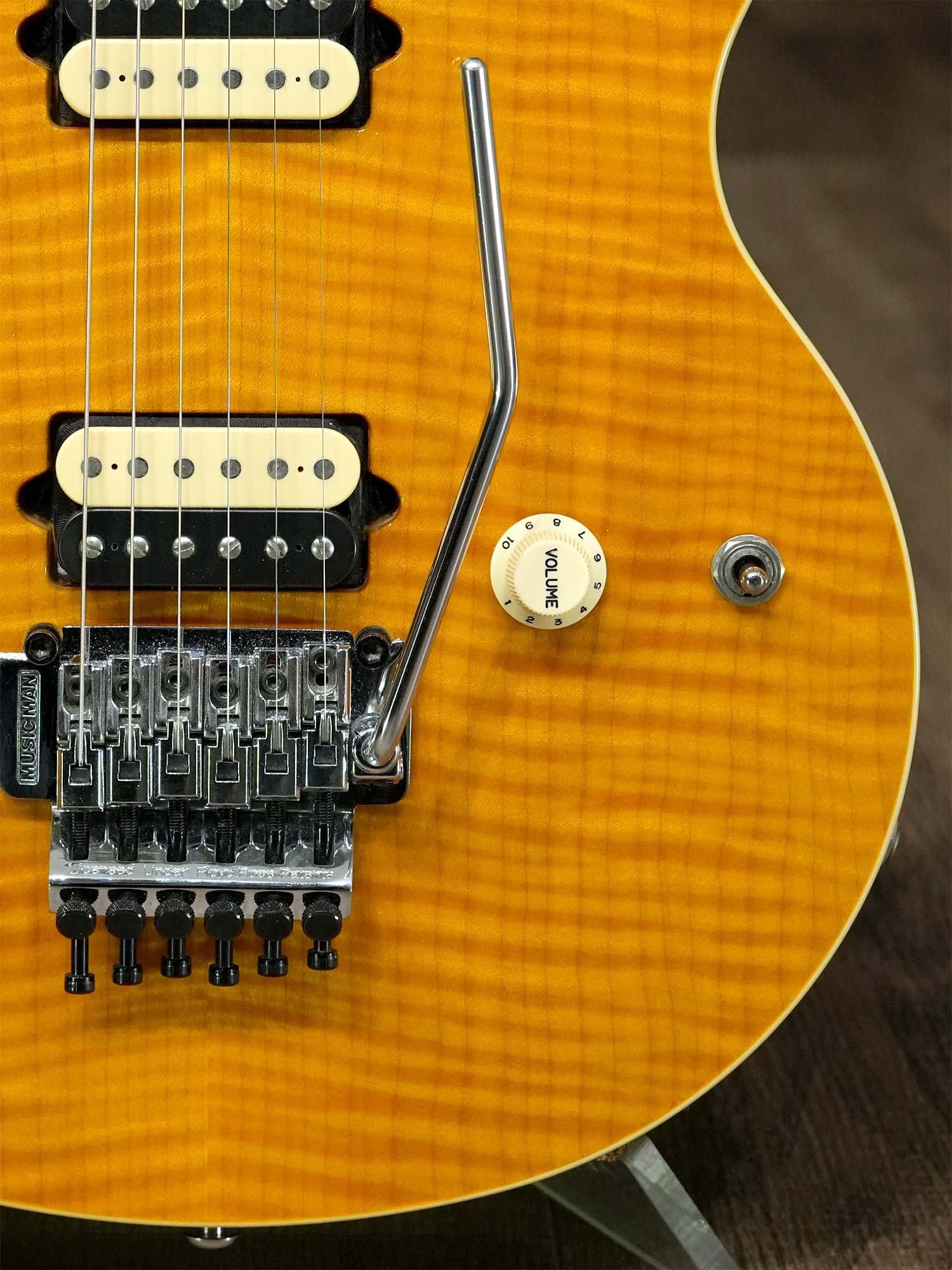 Music Man Axis ”Premium Top” Translucent Gold